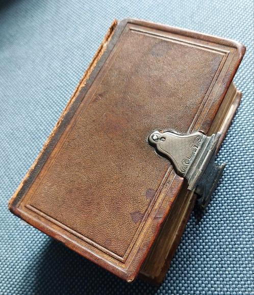 Antiek Bijbel 1875 zilver slot 1869, Antiek en Kunst, Antiek | Boeken en Bijbels, Ophalen of Verzenden
