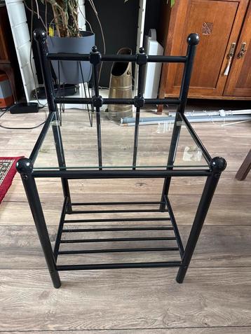 Metalen nachtkastje met glazen blad beschikbaar voor biedingen
