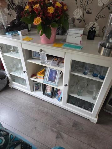 Klein dressoir  en net eethoek stoelen 4 diverse.  Kleuren