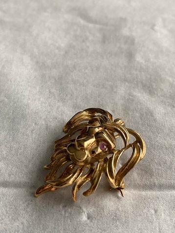 Gouden achtige Leeuw Broche met Robijn beschikbaar voor biedingen