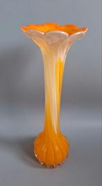 Leuke glazen vaas in vorm van bloem., Minder dan 50 cm, Glas, Ophalen of Verzenden, Wit