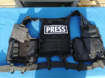 Tactical vest black unused (lots of velcro) beschikbaar voor biedingen
