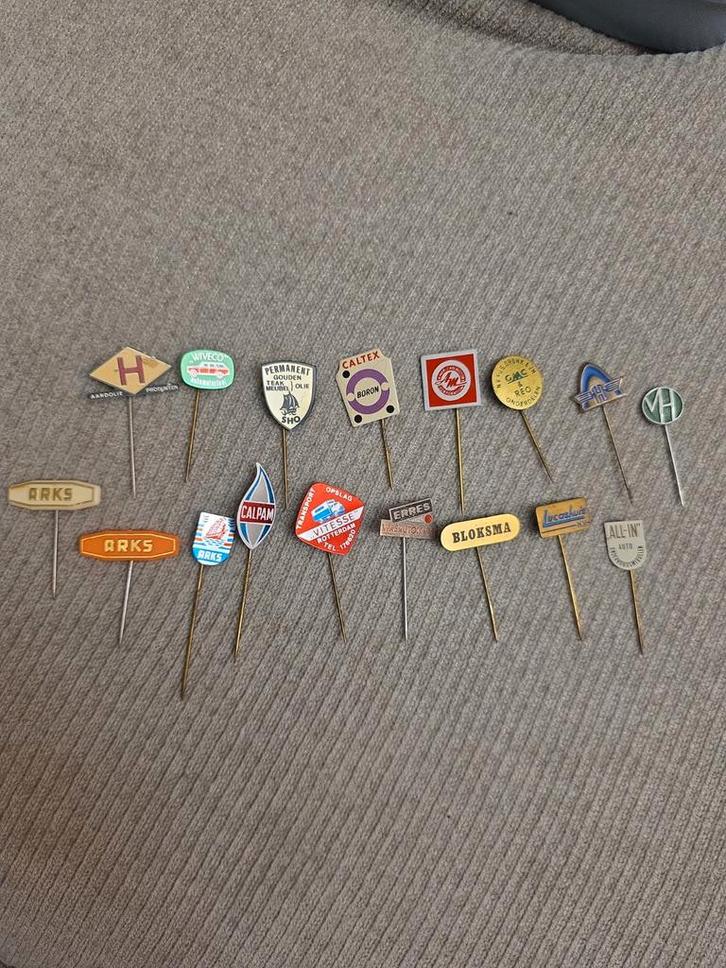 Vintage Reclame Pins - Olie, Auto, Techniek (17 stuks), Verzamelen, Speldjes, Pins en Buttons, Gebruikt, Speldje of Pin, Merk