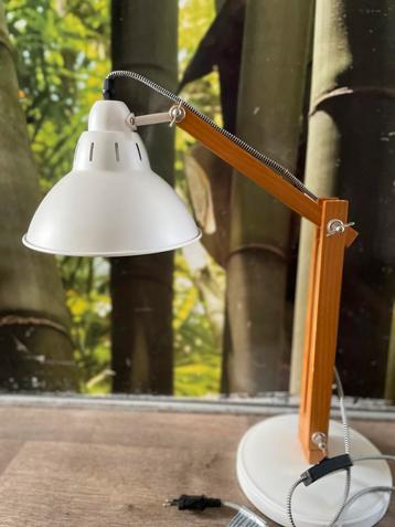Houten bureaulamp met witte kap beschikbaar voor biedingen