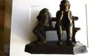 Bronzen beeld, werklui rusten uit op een bank, 18,5x11x15 cm, Ophalen of Verzenden, Brons