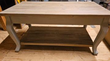 Mooie tafel beschikbaar voor biedingen