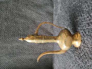 Oud decoratief theekannetje. beschikbaar voor biedingen