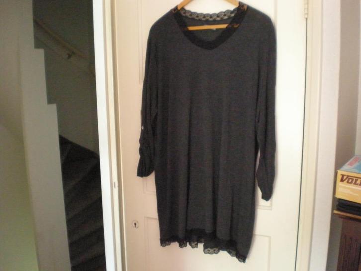 Donkergrijs shirt lange mouw met zwart kanten randje.Maat XL, Kleding | Dames, Blouses en Tunieken, Gedragen, Maat 46/48 (XL) of groter
