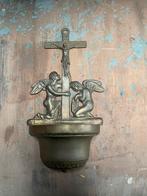 Antieke Wijwaterbak met Kruisiging en Engelen Messing Decora, Ophalen of Verzenden