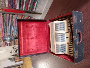 Accordeon uit de Amsterdamse Jordaan  beschikbaar voor biedingen