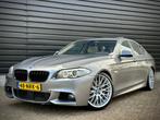 Bmw 5-serie 535i 350PK! M-SPORT HUD|SOFTCLOSE|DAK|360CAM|ACC, Auto's, Te koop, Zilver of Grijs, Geïmporteerd, 5 stoelen