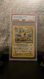 PSA 3 - Jolteon Holo - Jungle set, Hobby en Vrije tijd, Verzamelkaartspellen | Pokémon, Ophalen of Verzenden, Zo goed als nieuw