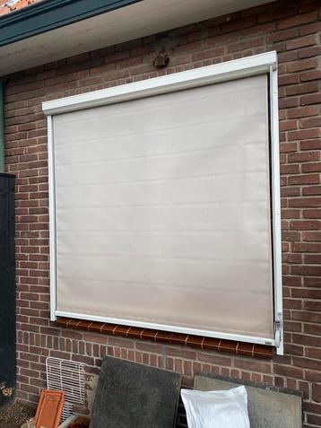 2 beige screens beschikbaar voor biedingen