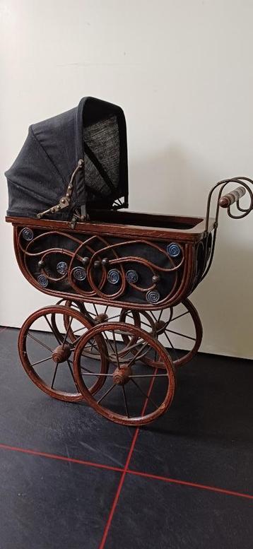 Prachtige antieke poppenwagen beschikbaar voor biedingen
