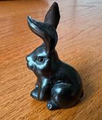 Ironwood Netsuke  haas met gekruiste oren late Meiji periode, Ophalen of Verzenden