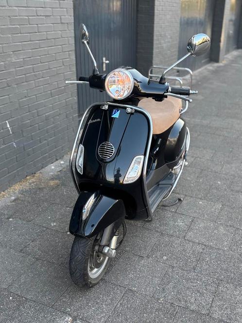 Mooie Zwarte Vespa – weinig km!!!, Fietsen en Brommers, Scooters | Vespa, Zo goed als nieuw, Ophalen of Verzenden