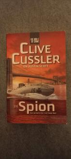 Justin Scott - De spion, Justin Scott; Clive Cussler, Ophalen of Verzenden, Zo goed als nieuw