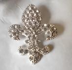 Fleur de lis 6cm strass broche, Sieraden, Tassen en Uiterlijk, Broches, Nieuw, Overige materialen, Ophalen of Verzenden