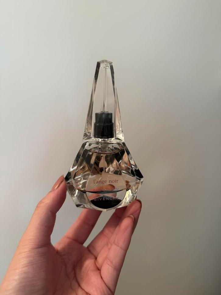 Givenchy - L’ange Noir EDT 30ml nieuw Zeldzaam!!!💓✨, Verzamelen, Parfumverzamelingen, Zo goed als nieuw, Parfumfles, Gevuld, Ophalen of Verzenden