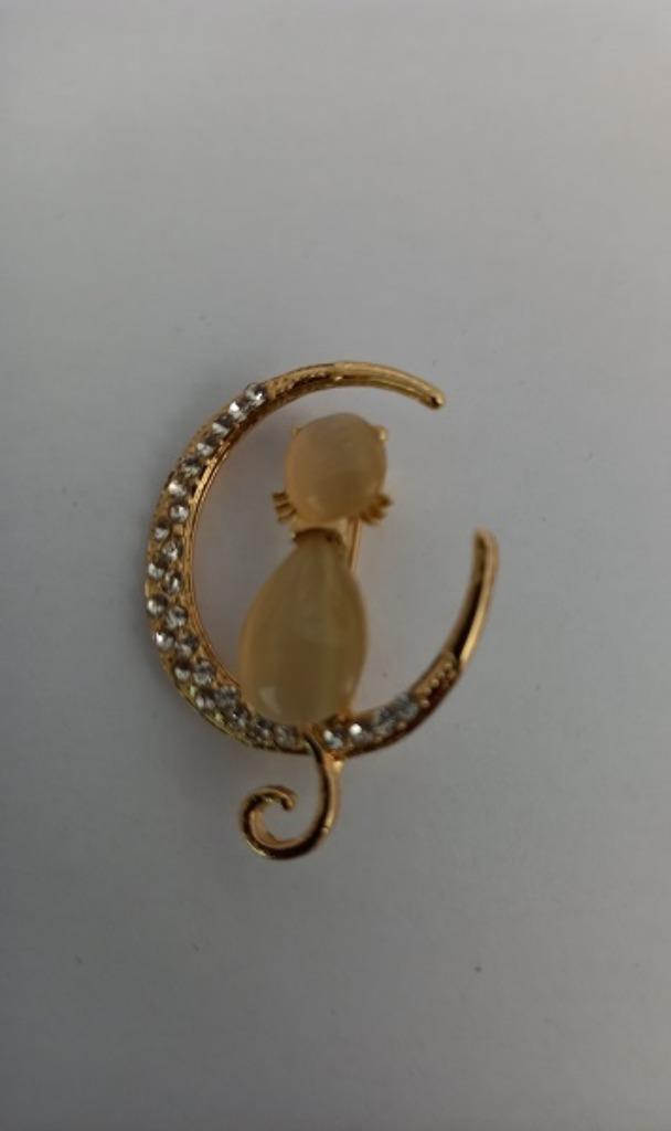 Goudkleurige broche kat op de maan strass, Sieraden, Tassen en Uiterlijk, Broches, Nieuw, Goud, Verzenden