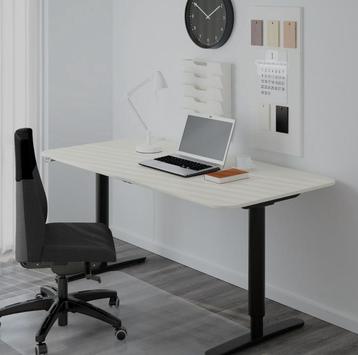 IKEA bureau 140 x 60  - hoogte verstelbaar - zwart / wit