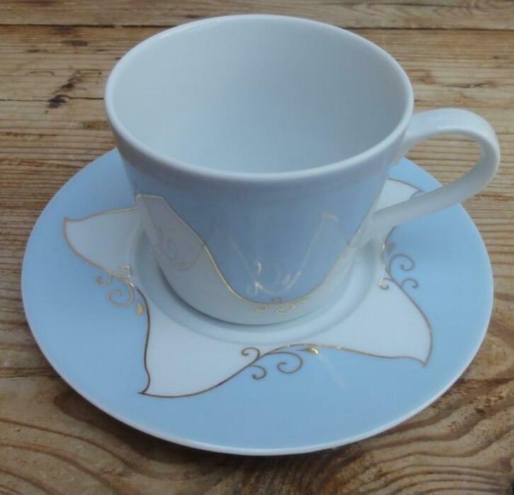 Poolse Wawel kop & schotel, wit/ lichtblauw/ goudkleur, Huis en Inrichting, Keuken | Servies, Zo goed als nieuw, Kop(pen) en/of Schotel(s)