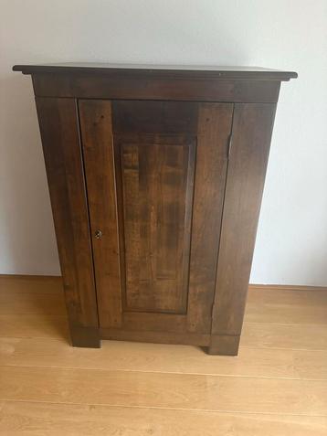 Houten kast met sleutel en 3 legplanken beschikbaar voor biedingen