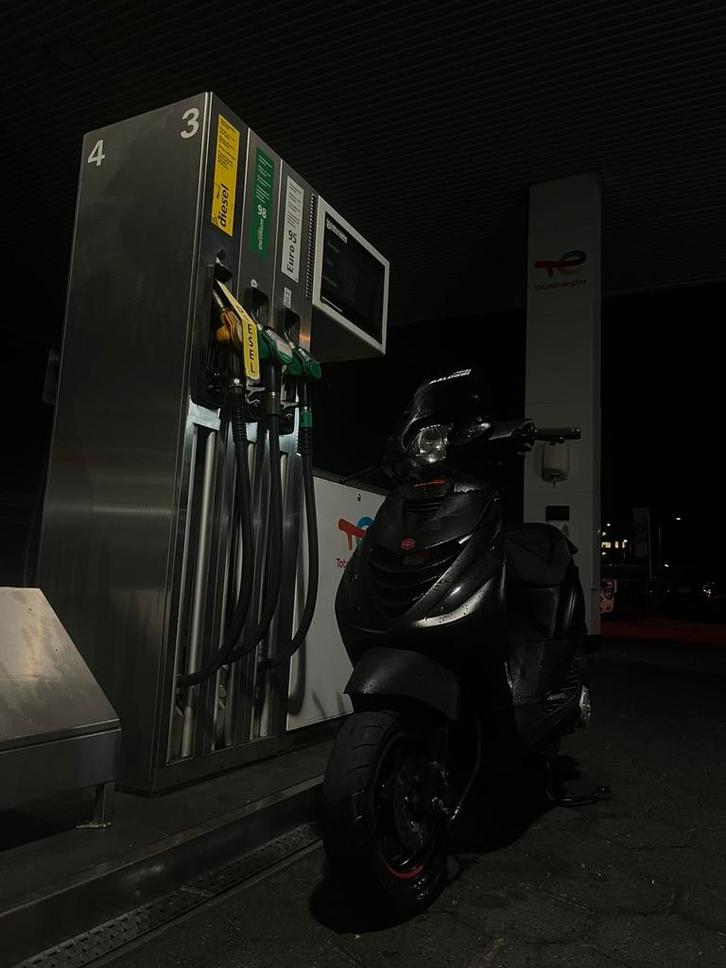 Piaggio zip e4 50cc met afstandsbegrenzer, Fietsen en Brommers, Scooters | Piaggio, Zo goed als nieuw, Zip, Benzine, Ophalen of Verzenden