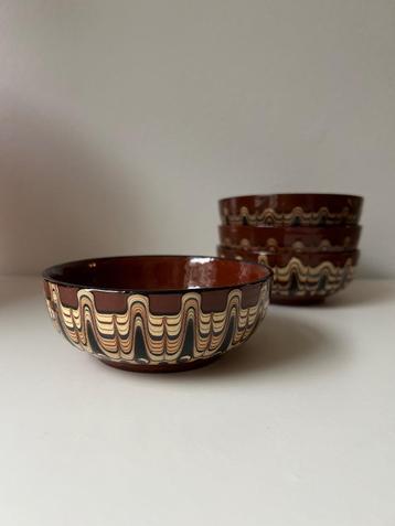 4 Vintage Kommetjes Bulgaars Troyan Aardewerk met Pauwmotief beschikbaar voor biedingen