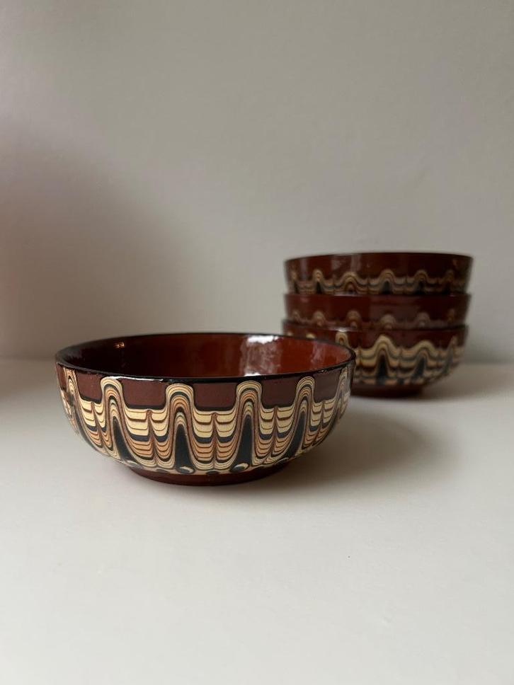 4 Vintage Kommetjes Bulgaars Troyan Aardewerk met Pauwmotief, Antiek en Kunst, Antiek | Keramiek en Aardewerk, Ophalen of Verzenden