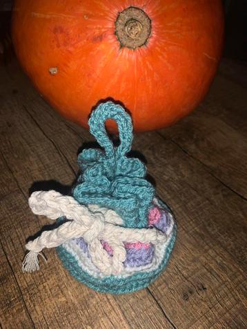 Runenstenen in handgemaakt zakje beschikbaar voor biedingen