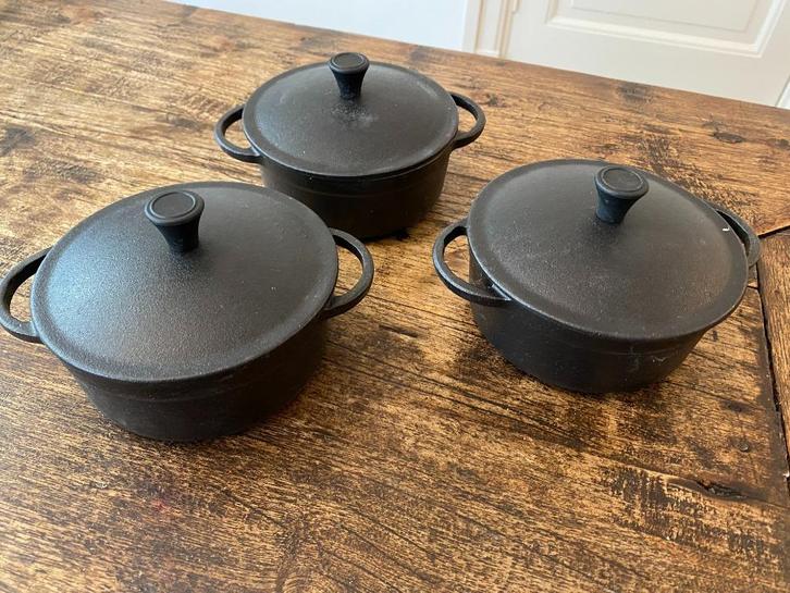 Keuken - mini cocottes, pannetjes van gietijzer zwart, Huis en Inrichting, Keuken | Potten en Pannen, Zo goed als nieuw, Overige typen