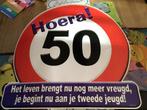 Te koop : bord hoera 50 en 1 slinger 50 jaar, Hobby en Vrije tijd, Feestartikelen | Verhuur, Zo goed als nieuw, Ophalen