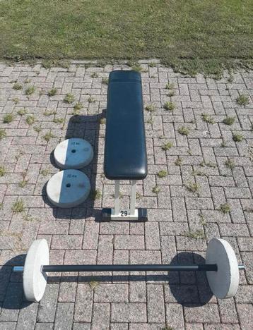 Vintage halterbank met halterstang + 40kg aan gewichten beschikbaar voor biedingen