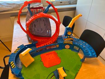 Hot Wheels Monster Truck Vulkaan Arena beschikbaar voor biedingen