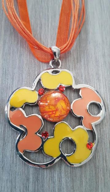 Vrolijke ketting beschikbaar voor biedingen