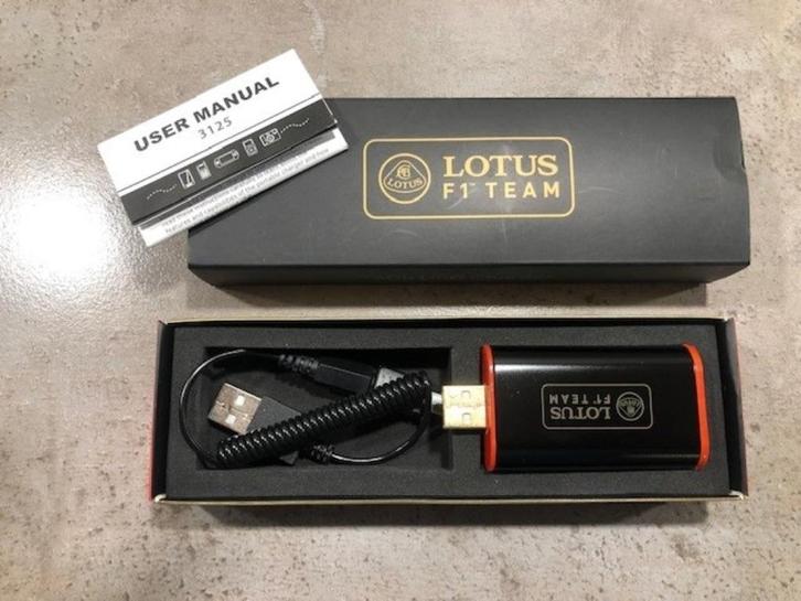 Lotus Formule 1 Team 4 Gb USB charger  € 17,50, Verzamelen, Automerken, Motoren en Formule 1, Nieuw, Formule 1, Ophalen of Verzenden