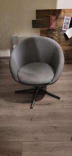 Grijze draaifauteuil, Ophalen