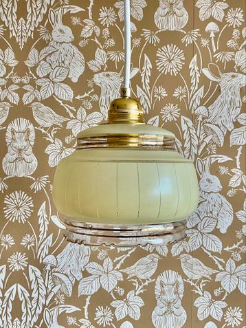Vintage hanglampje in zachtgeel, met gouden randje, 2 stuks beschikbaar voor biedingen