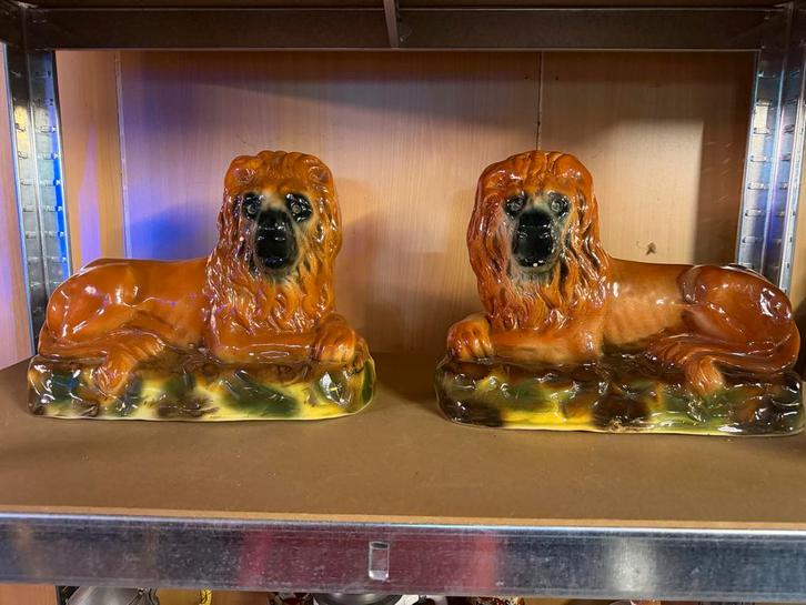 Twee vintage porseleinen leeuwen beelden, Antiek en Kunst, Antiek | Keramiek en Aardewerk, Ophalen of Verzenden