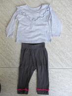 Longsleeve grijs + Frendz lange broek maat 74 ruches, Kinderen en Baby's, Babykleding | Maat 74, Ophalen of Verzenden, Zo goed als nieuw