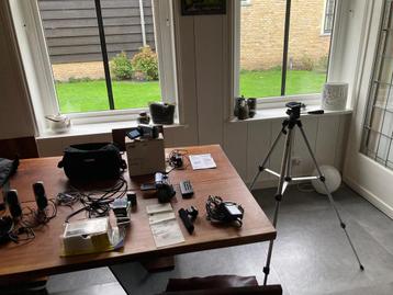 2 video camera’s met toebehoren, geluidboxjes, statief beschikbaar voor biedingen