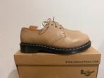 Te koop nieuwe Dr. Martens 1461 Beige maat 45, Postlaan 3, Overige kleuren, Boots, Nieuw