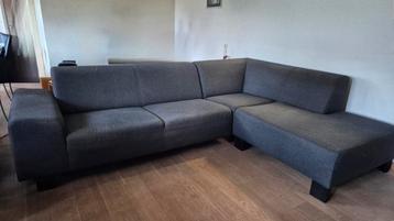 Super nette hoekbank.
Bekleding stof antraciet. Goede staat  beschikbaar voor biedingen