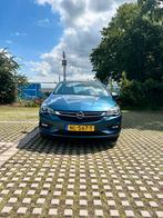 Opel Astra 1.0 Turbo 77KW Sports Tourer 2017 Blauw •PANO DAK, Auto's, Opel, Voorwielaandrijving, Lichtsensor, Zwart, 1178 kg