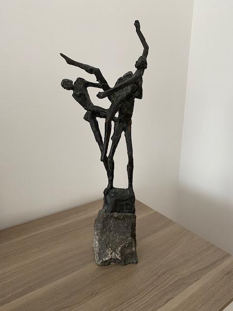 Bronzen beeld van Jits Bakker “juichende mannen/vrouwen”, Antiek en Kunst, Kunst | Designobjecten, Ophalen