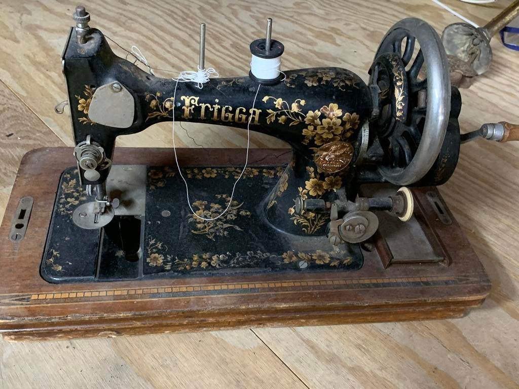 Antieke Frigga Naaimachine met Handwiel, Ophalen