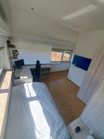 Complete kinderkamer (kast, bed, nachtkast, bureau), Ophalen, Zo goed als nieuw, Jongetje of Meisje