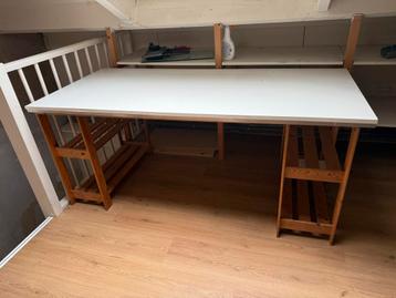 Houten Werktafel met Opbergruimte beschikbaar voor biedingen