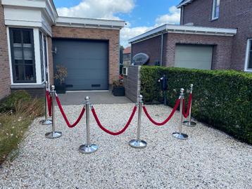 afzetpaaltjes met rode loper en rode koorden te huur beschikbaar voor biedingen
